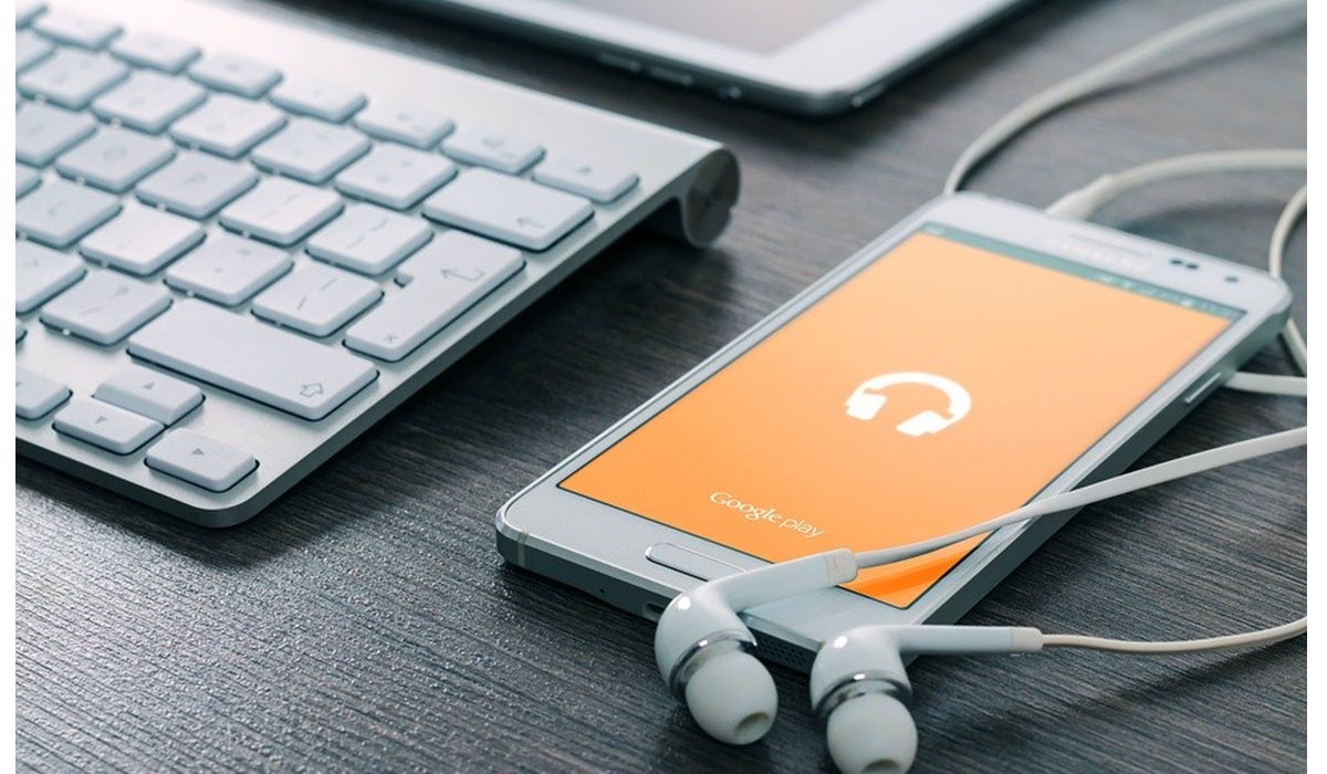 ordinateur, smartphone et écouteur