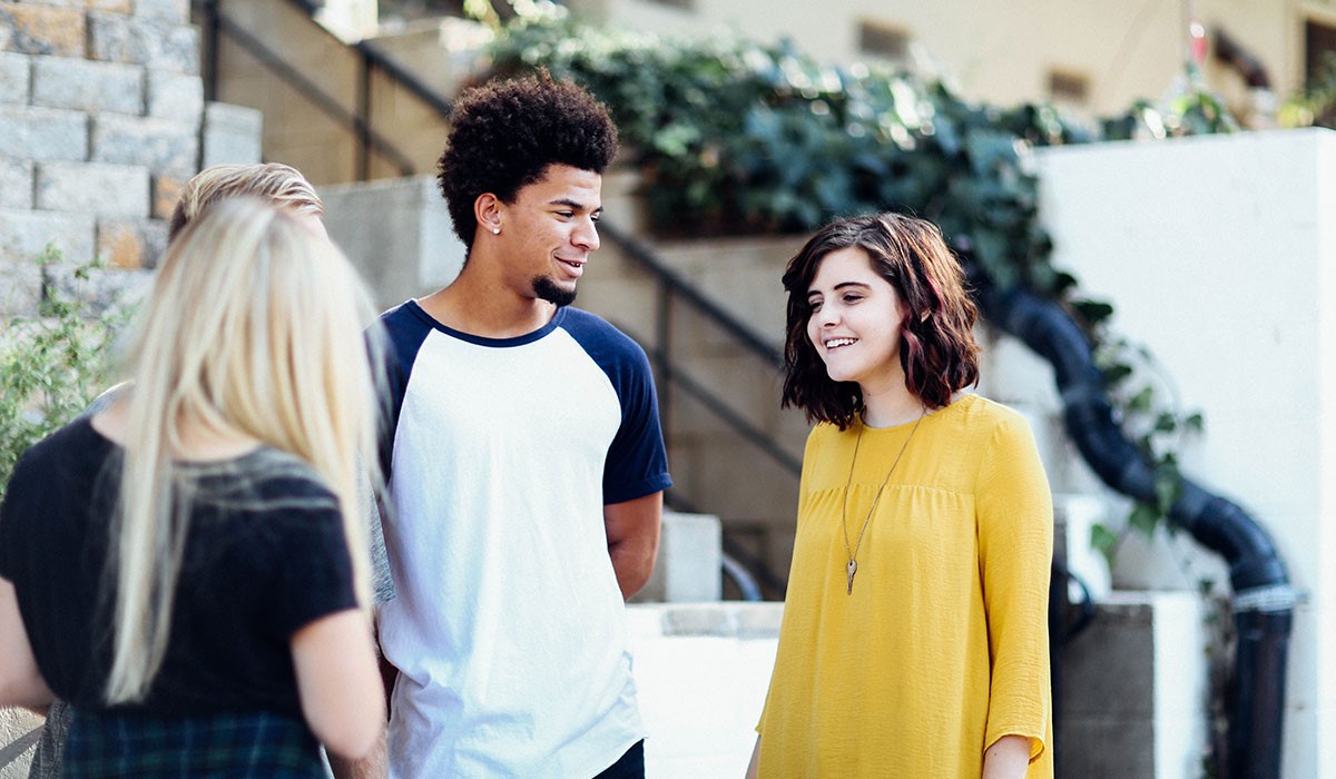 3 jeunes qui discuetent dehors