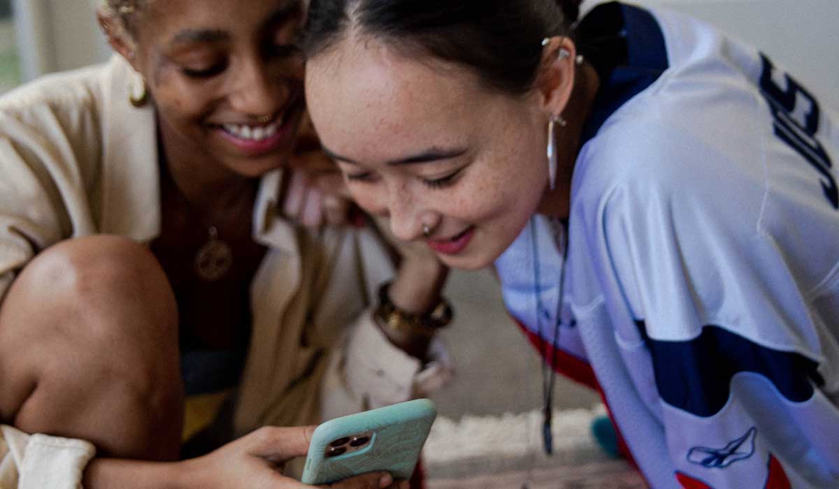 jeunes femmes avec un téléphone