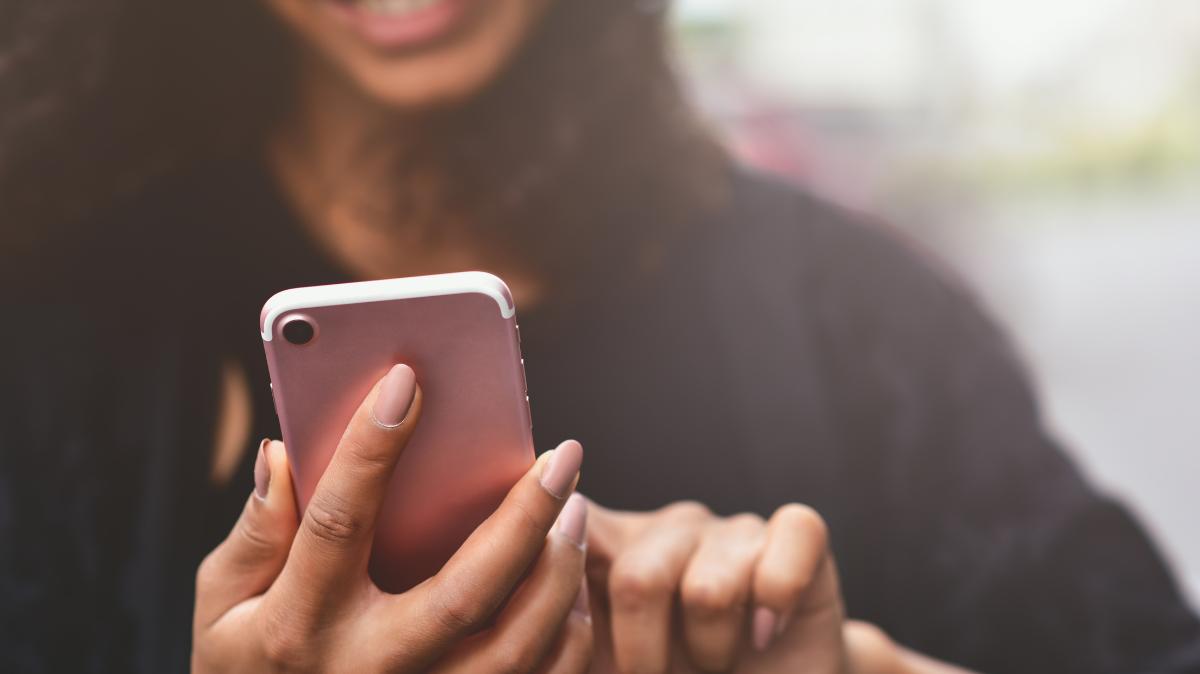 Gros plan sur les offres mobiles de B&You, des forfaits sans engagement à prix canon et sans condition de durée !