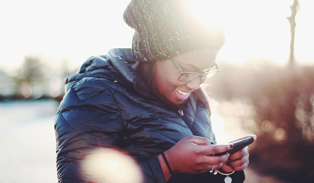 Forfait illimité et sans engagement : quel forfait mobile 60 Go choisir entre Free mobile et RED by SFR