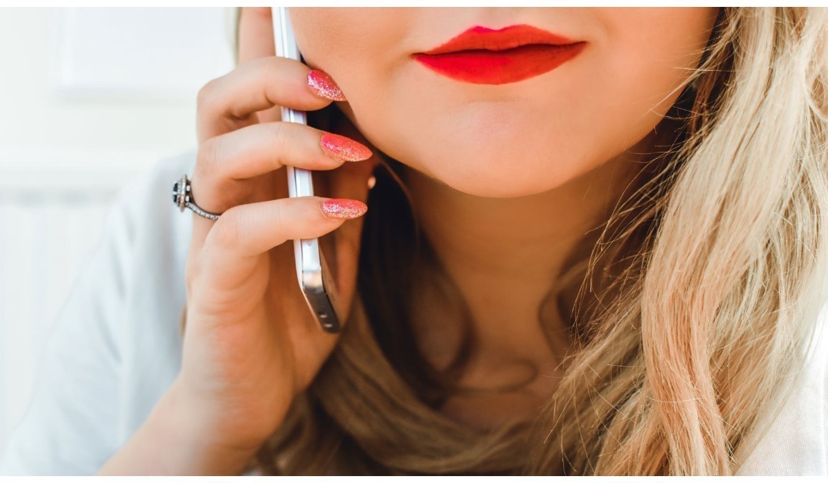 une jeune femme qui appelle avec son smartphone