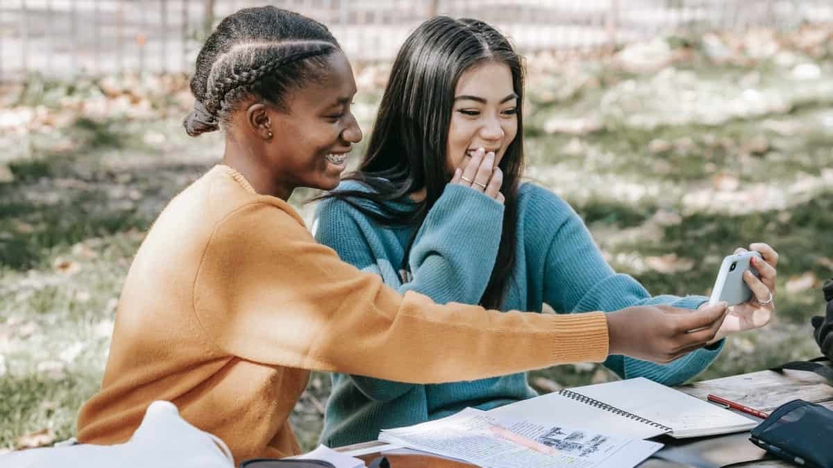 Un forfait illimité à 5€ : lequel choisir entre Youprice et Free Mobile ?