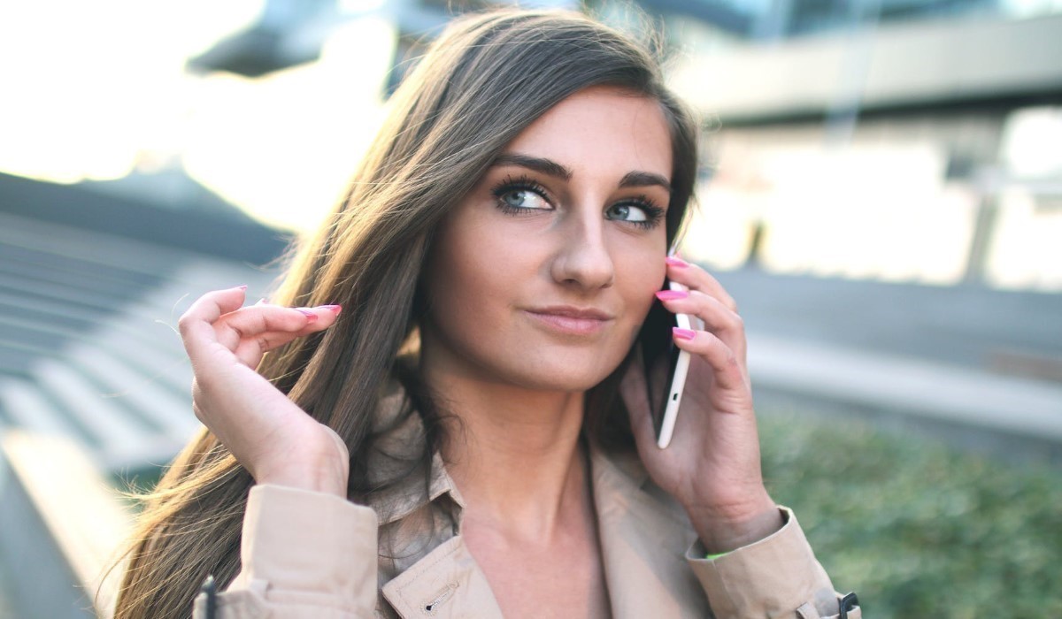 jeune femme au téléphone