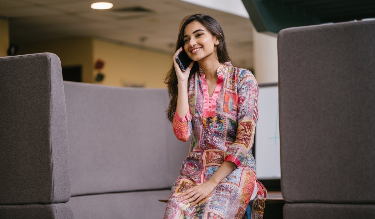 jeune femme assise qui appele avec son mobile