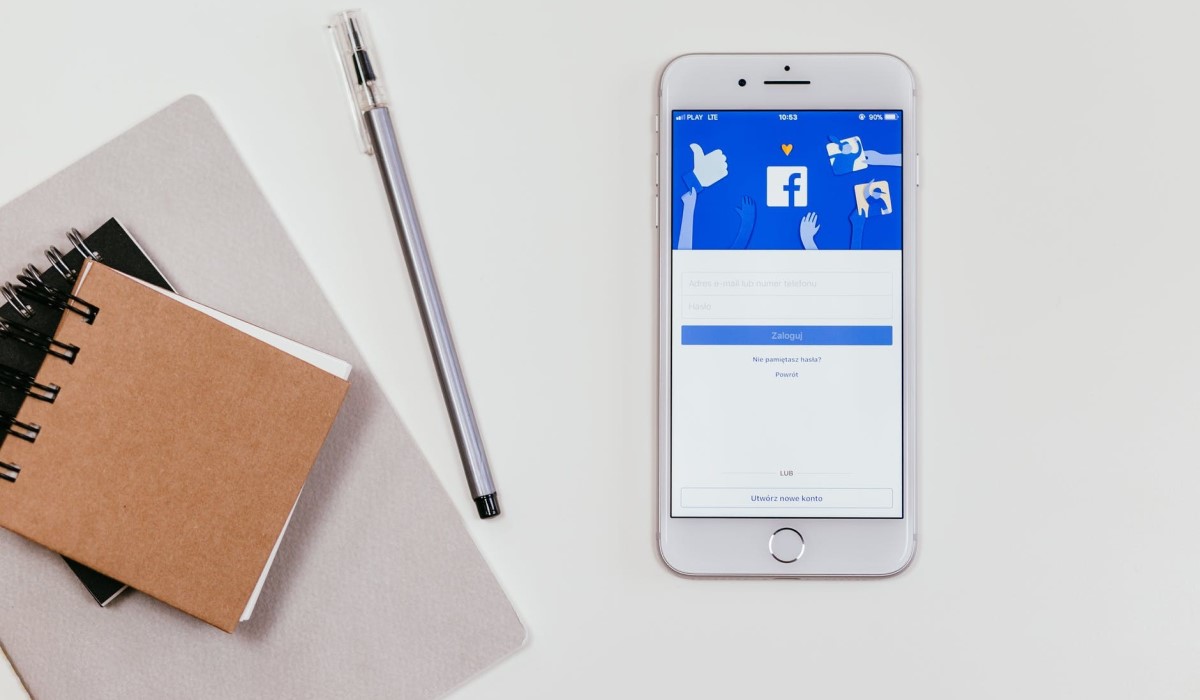 smartphone et bloc notes avec stylo posés sur un bureau