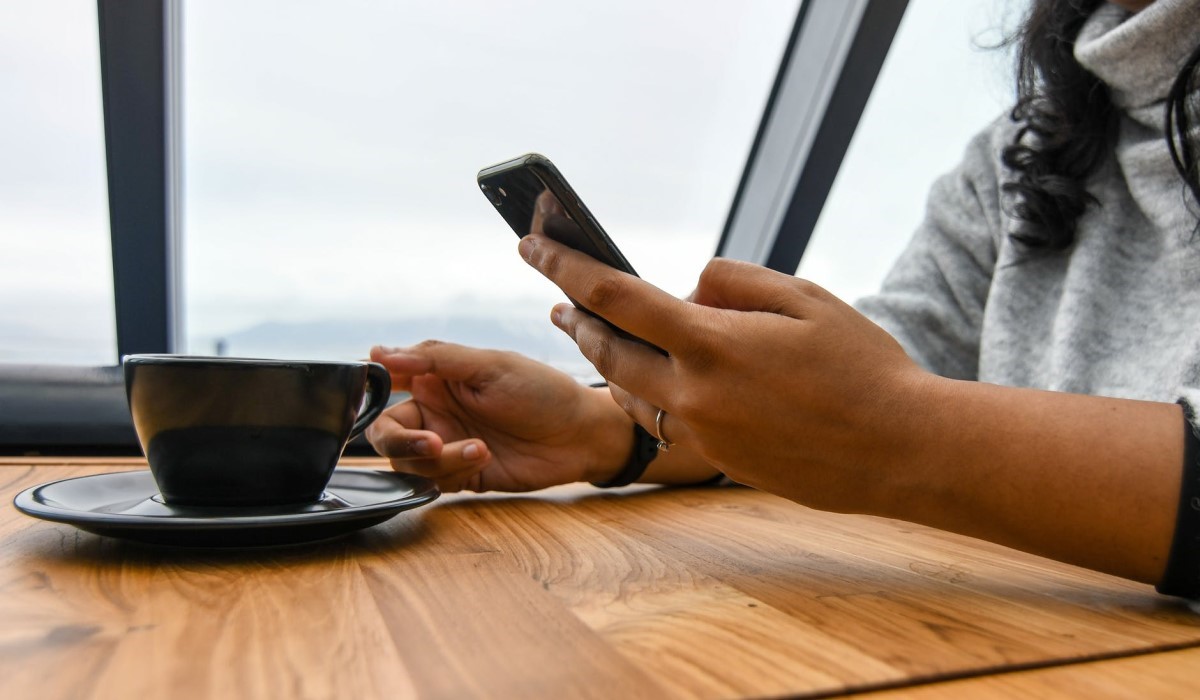 une femme qui utilise son smartphone