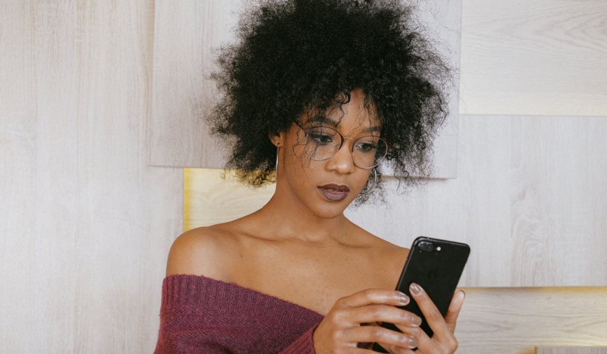 une femme qui utilise son smartphone