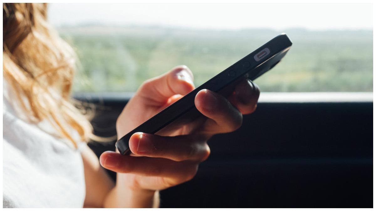 Forfaits de téléphone sans engagement à 9,99 € : duel des offres 40Go de RED by SFR et B&You