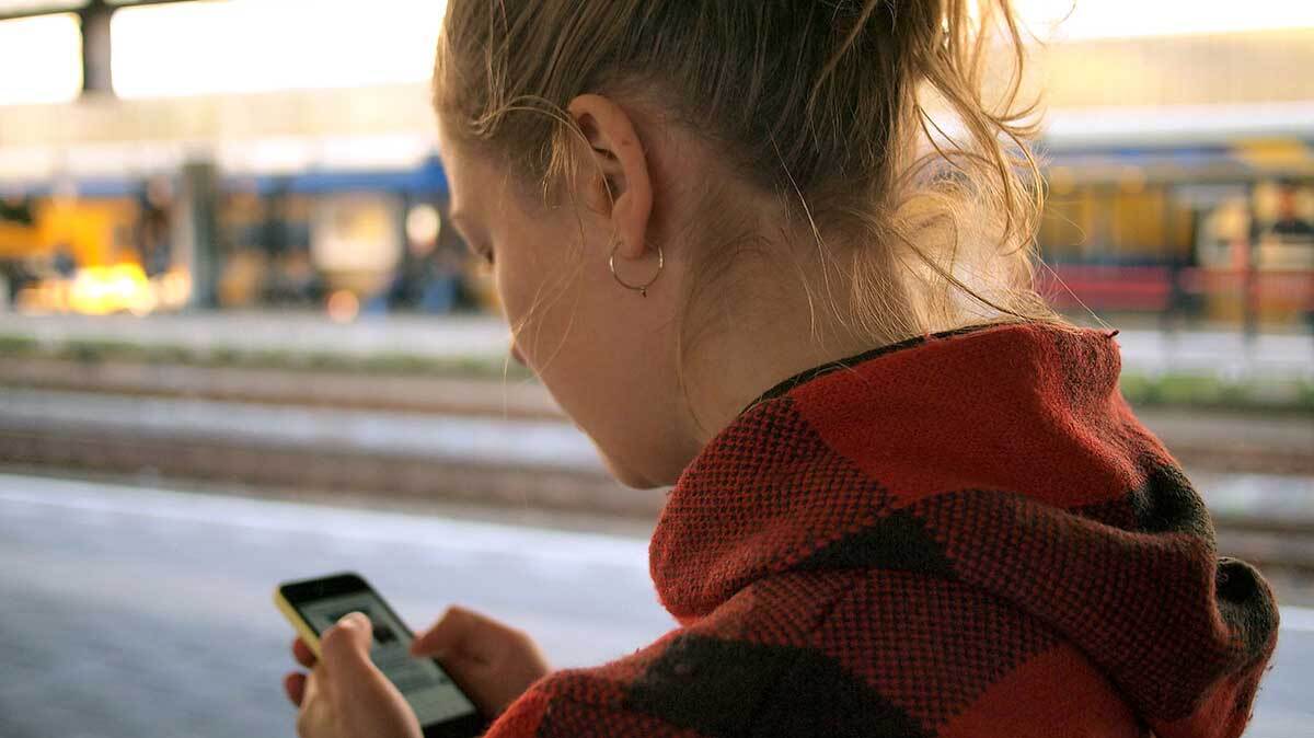 Choisissez un forfait pas cher avec 100Go de 4G à moins de 15€ avec La Poste Mobile ou Youprice !