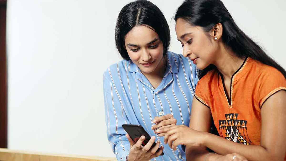 Free VS Sosh : quel forfait mobile sans engagement proposant la 5G choisir pendant les soldes avec des data de 140 Go à illimitées ?