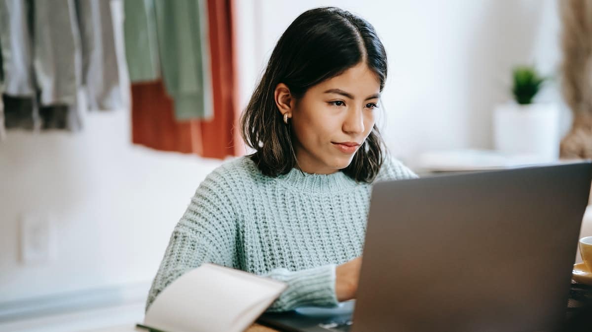 Box RED vs Freebox Pop : place au duel des box Internet sans engagement !