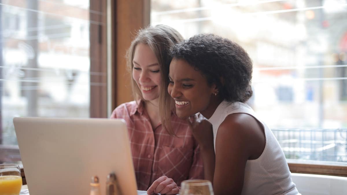 Internet avec 2 mois offerts : qui choisir entre Bbox et SFR Box ?