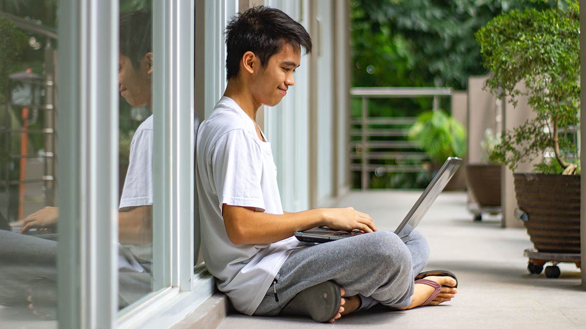 Internet à moins de 20 € par mois : Freebox Révolution en vente privée vs SFR Box en promo