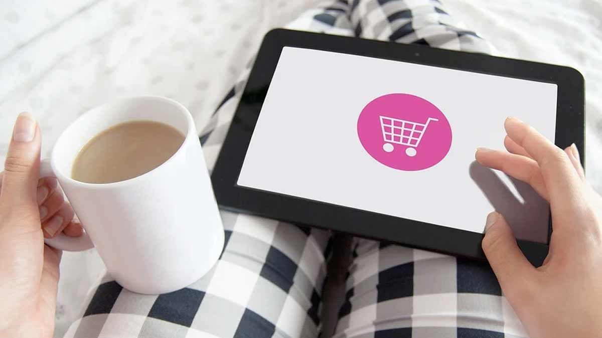 une tablette tactile avec un caddie pour marquer un intention d'achat