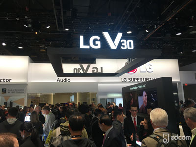 LG V30 : LG lève le voile sur le nouveau coloris Raspberry Rose au CES 2018