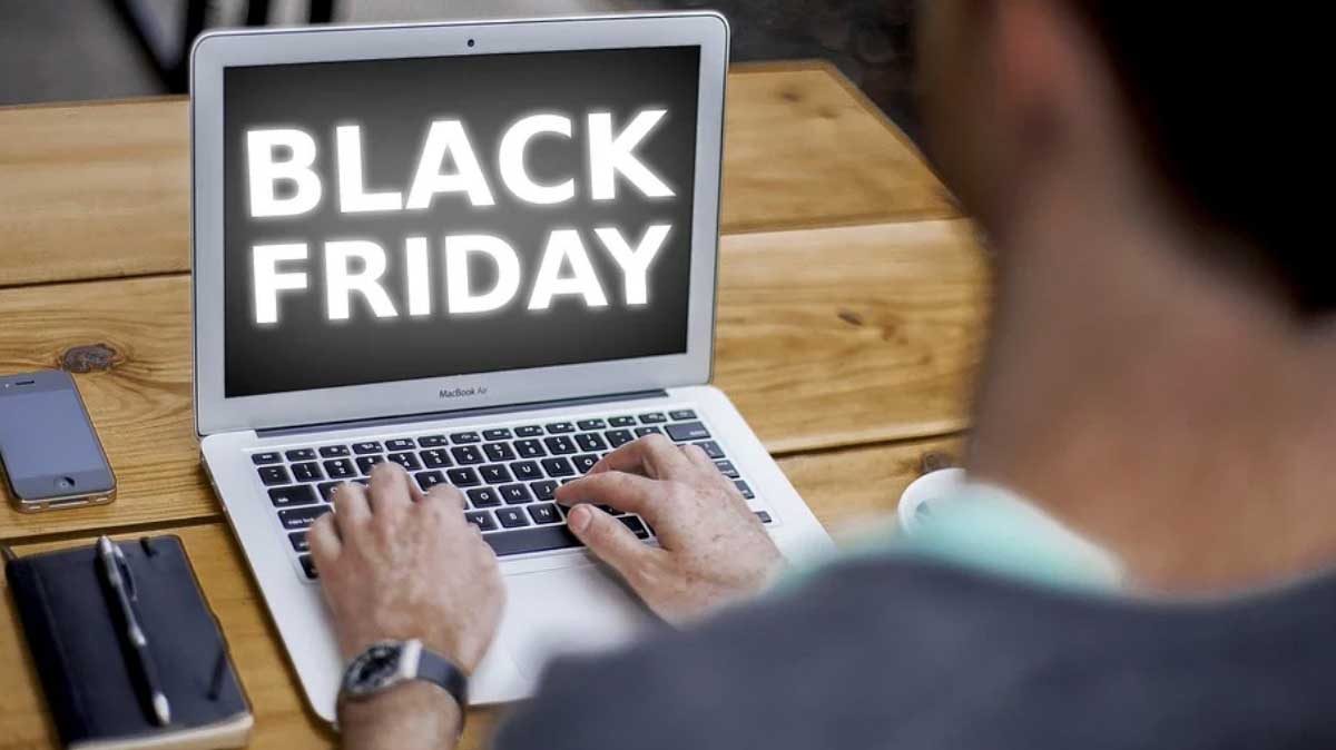 personne devant un macbook black friday