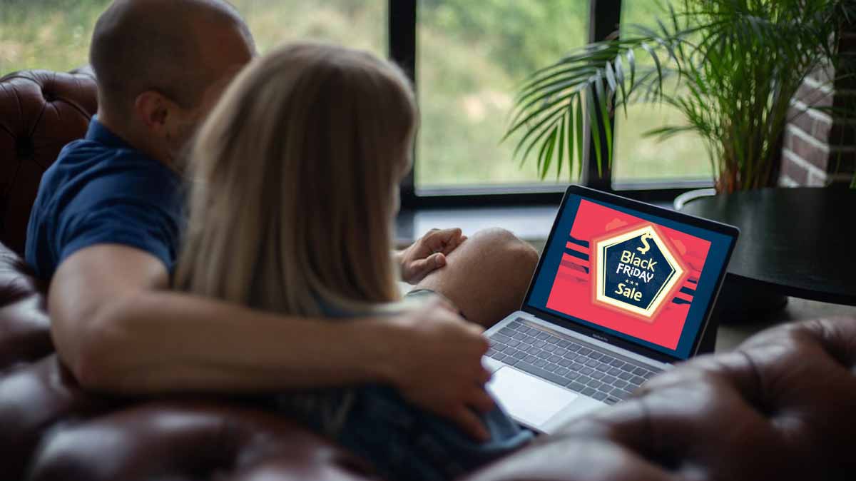 couple sur canapé avec ordinateur portable pour le black friday