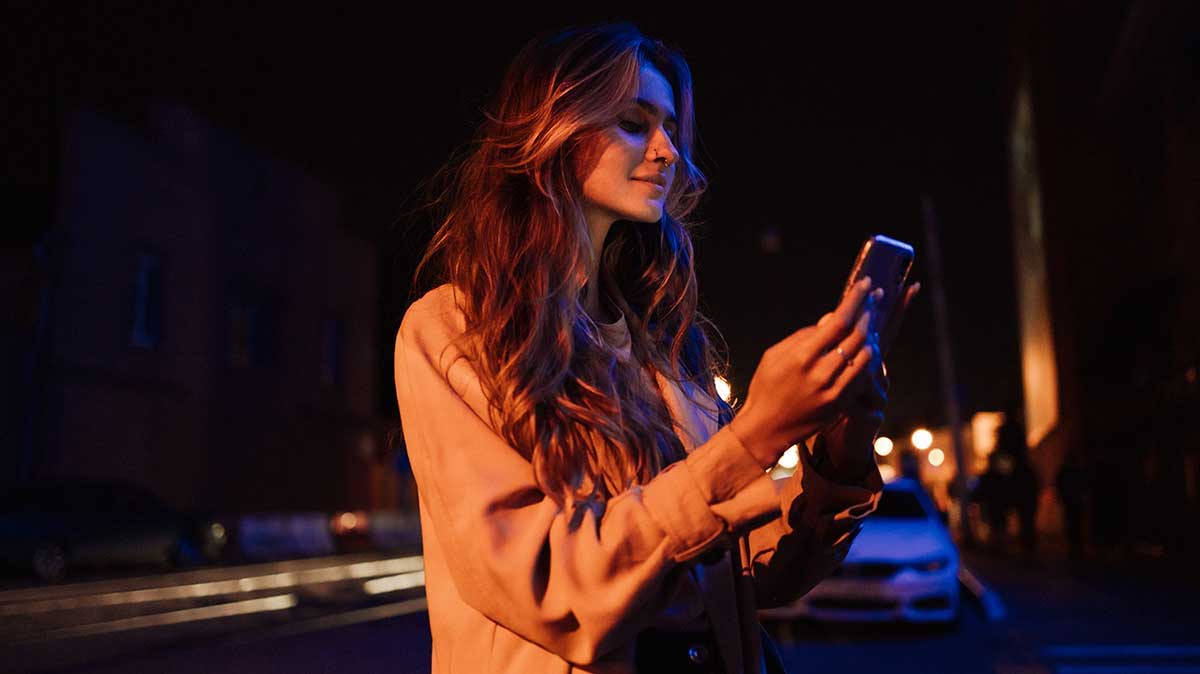 femme avec son smartphone sans les mains