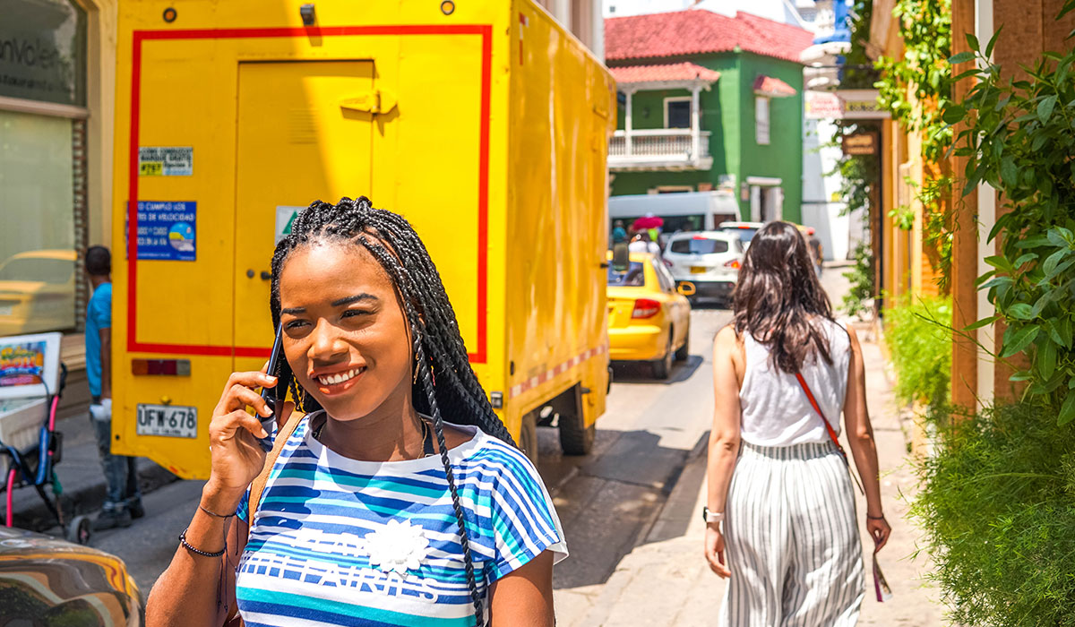 jeune femme avec un téléphone