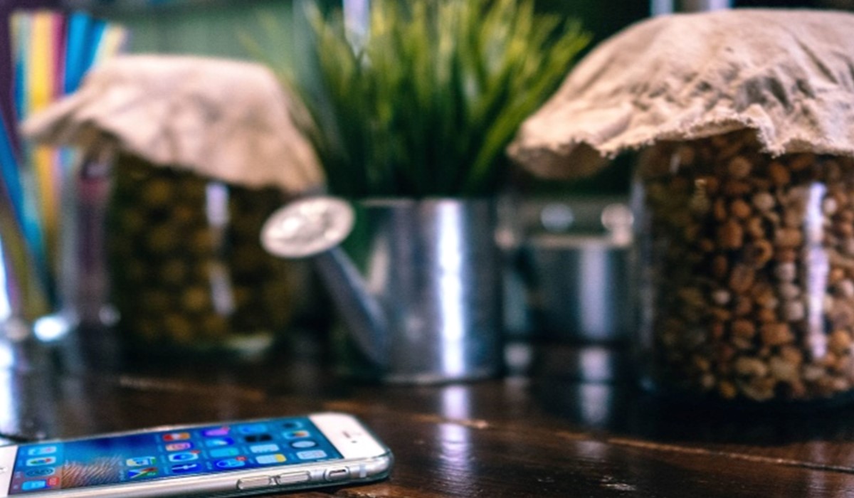 iPhone posé sur un meuble