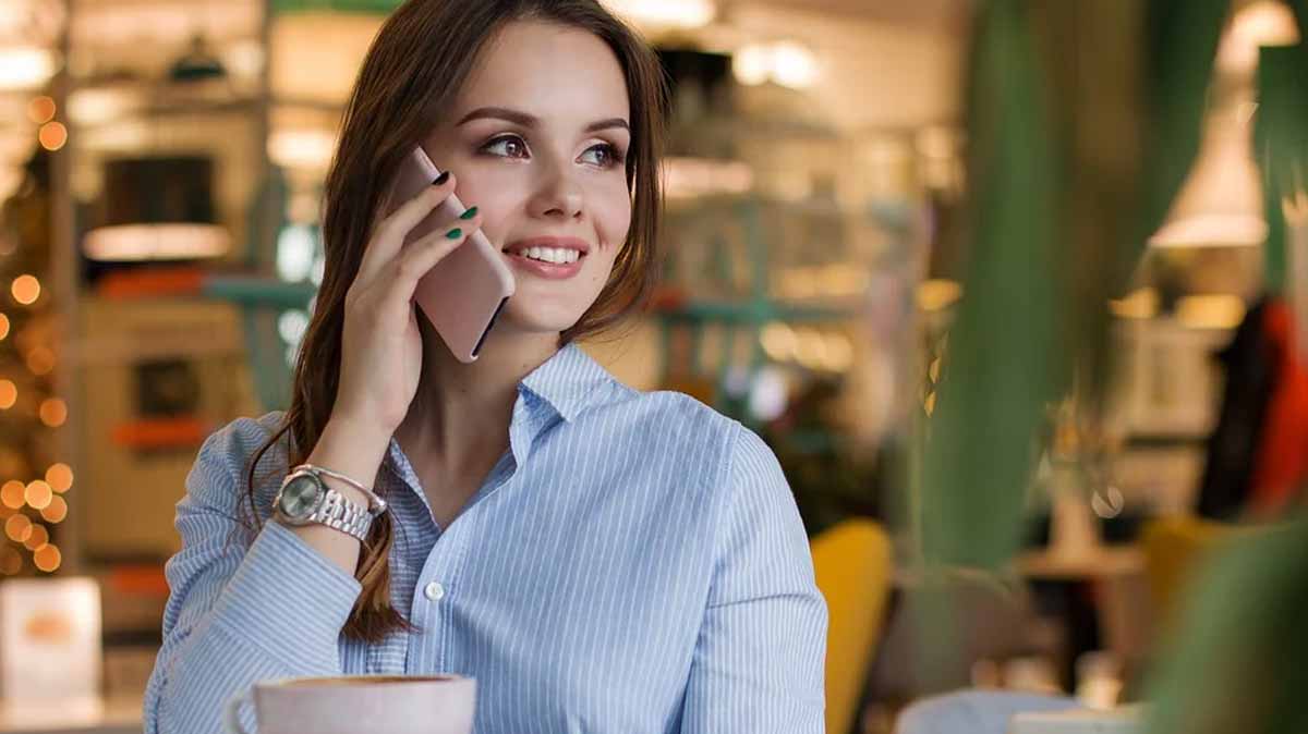 femme avec son smartphone à l'oreille