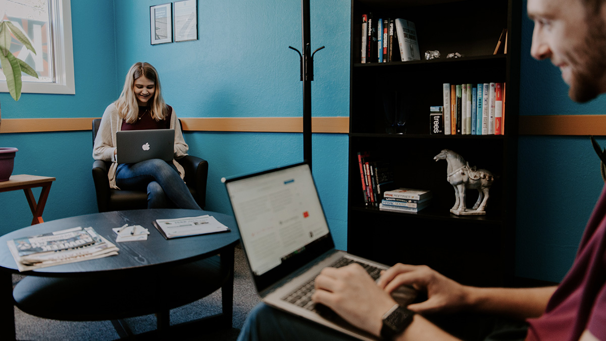 Match des box internet en promo sans engagement : RED box contre Boîte Sosh