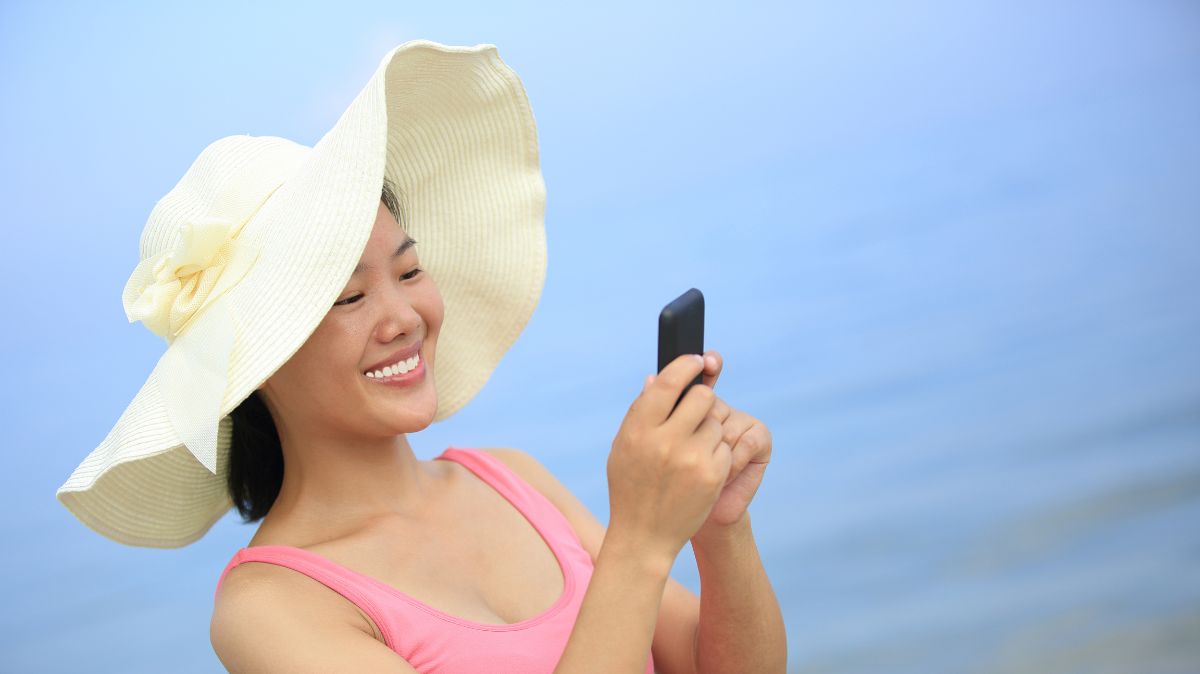 Quel est le forfait mobile idéal pour voyager cet été à l'étranger ? Zoom sur les offres maxi data de Free Mobile RED by SFR et Orange !