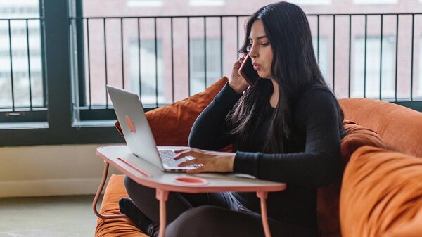 Quel pack connecté choisir pour profiter d'une box fibre performante et d'un forfait mobile 5G doté d'un max de data : celui de Free ou celui de SFR ?