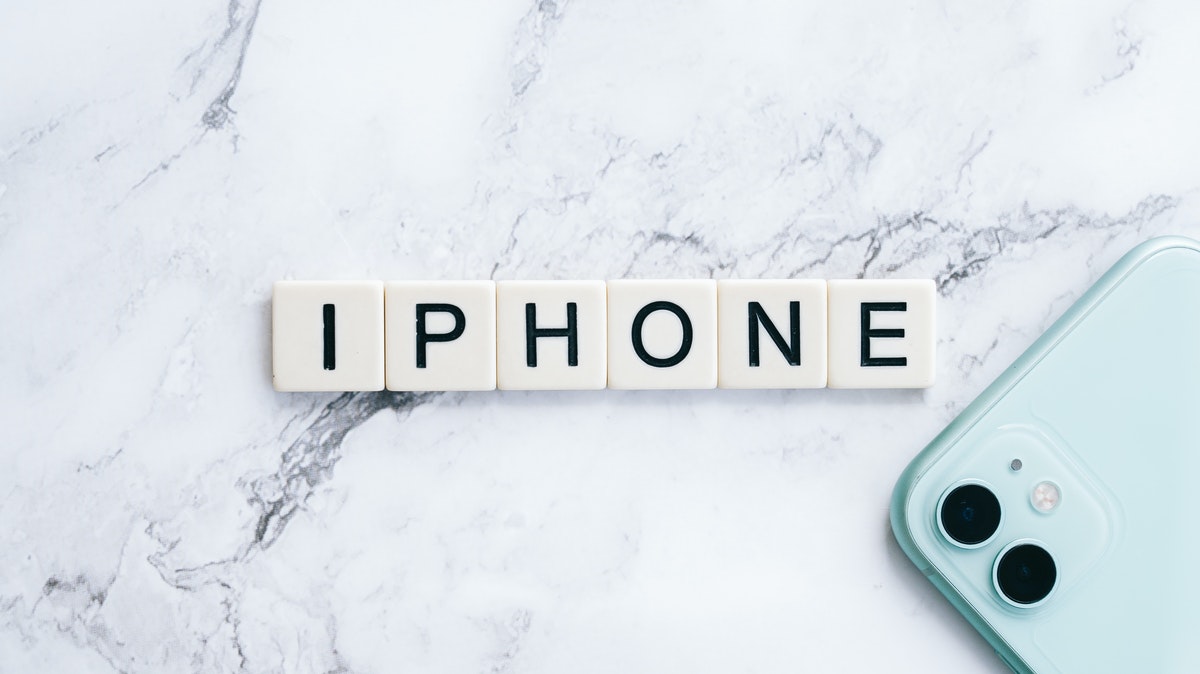 Quel smartphone compact d'Apple choisir : iPhone 12 mini ou iPhone SE 2020 ?