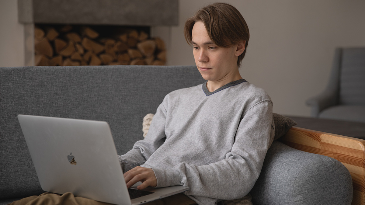 Qui propose la meilleure box internet sans engagement : Sosh ou RED by SFR ?