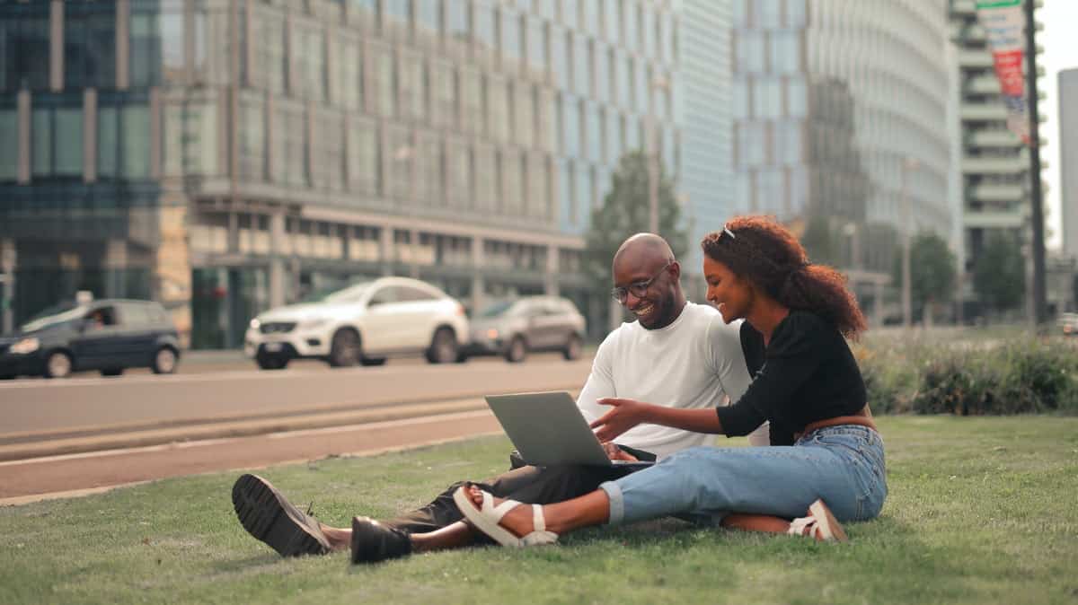 Qui propose le meilleur forfait internet fibre : Free, Bouygues Telecom, SFR ou Orange ?