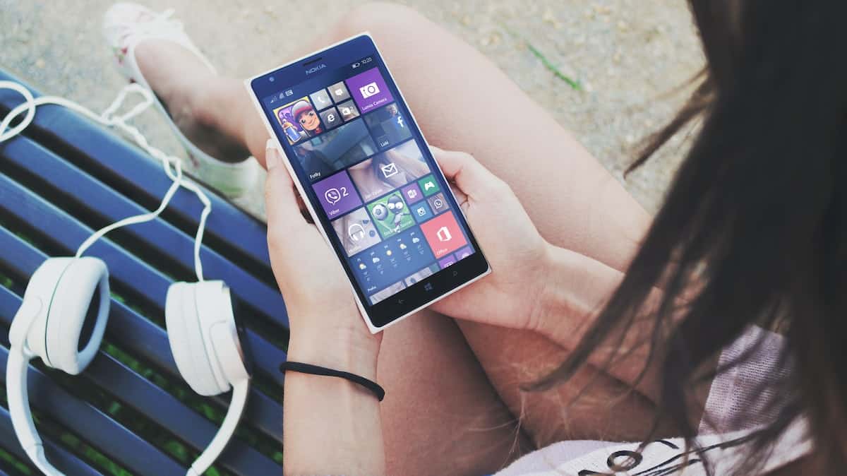 Qui propose le meilleur forfait sans engagement 50 Go à 9,99€/mois : Auchan Télécom ou La Poste Mobile ?