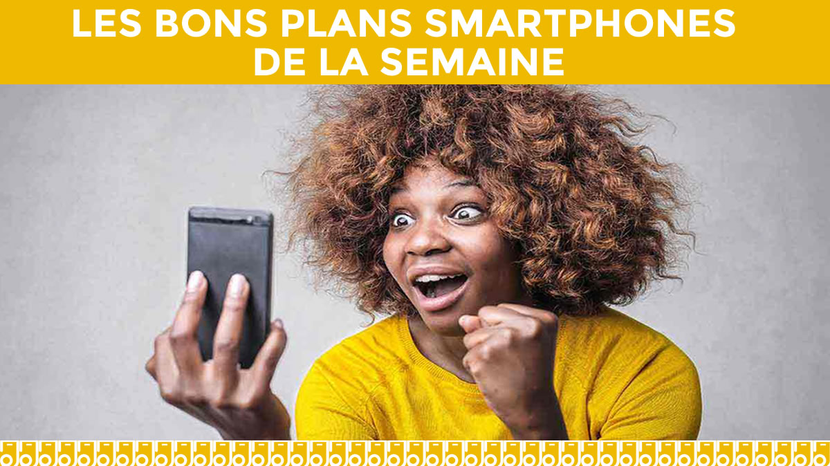 femme contente devant son smartphone