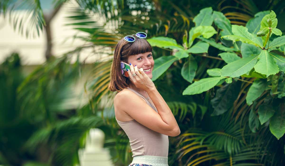 jeune femme avec un téléphone