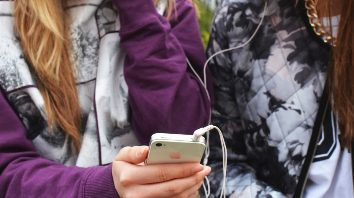 personne avec son smartphone apple