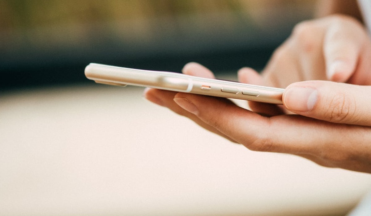 personne qui utilise son smartphone