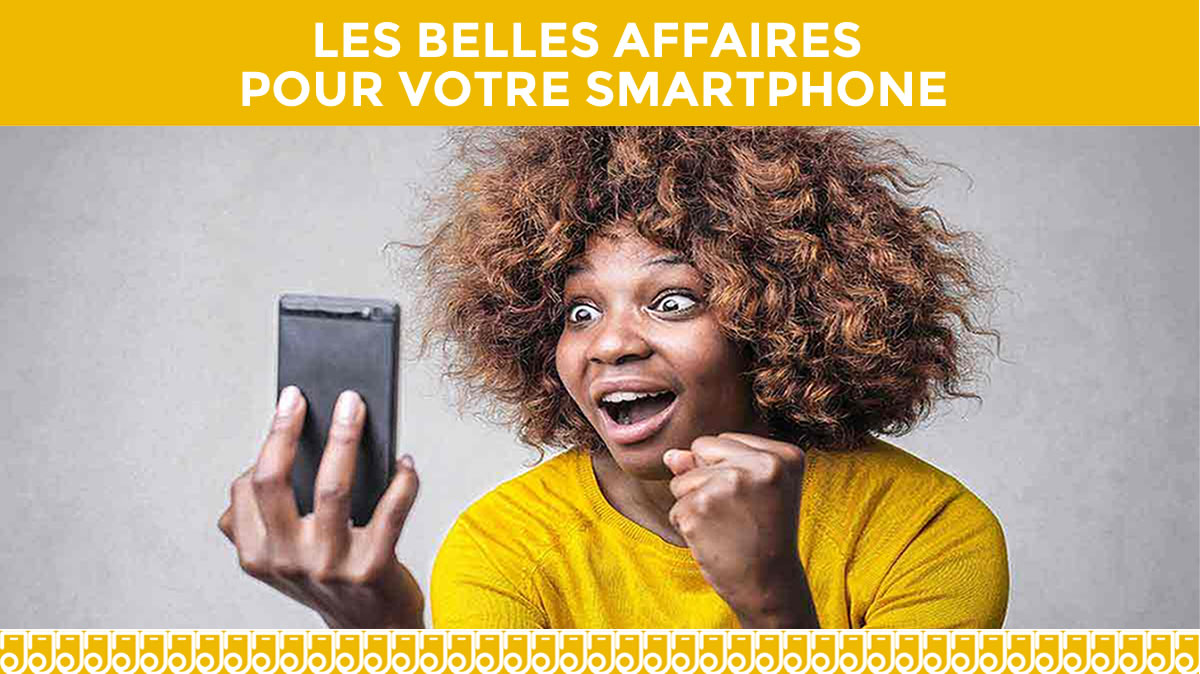 Jeune femme contente avec son smartphone dans les mains