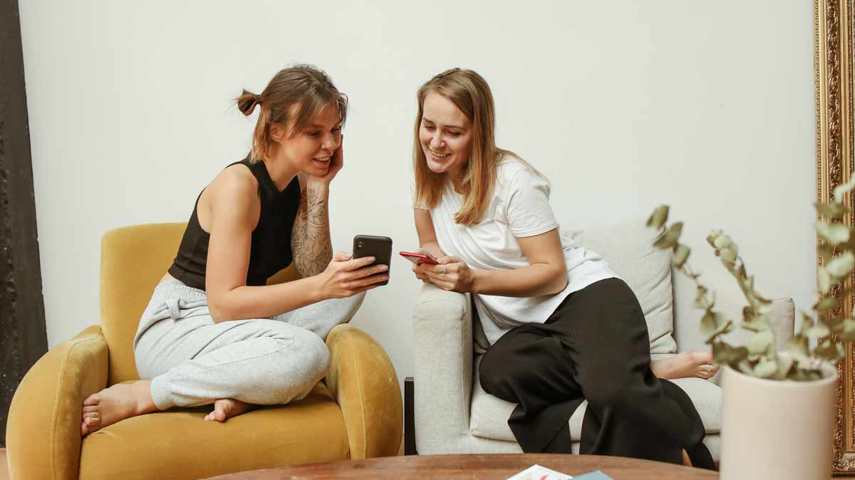 Smartphones Premium : iPhone 13 ou Samsung Galaxy S21, lequel s'offrir pour Noël ?