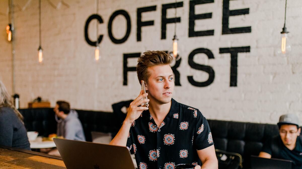 Forfait 5G à 15€ : battle entre deux forfaits mobile sans engagement chez RED by SFR et SYMA !