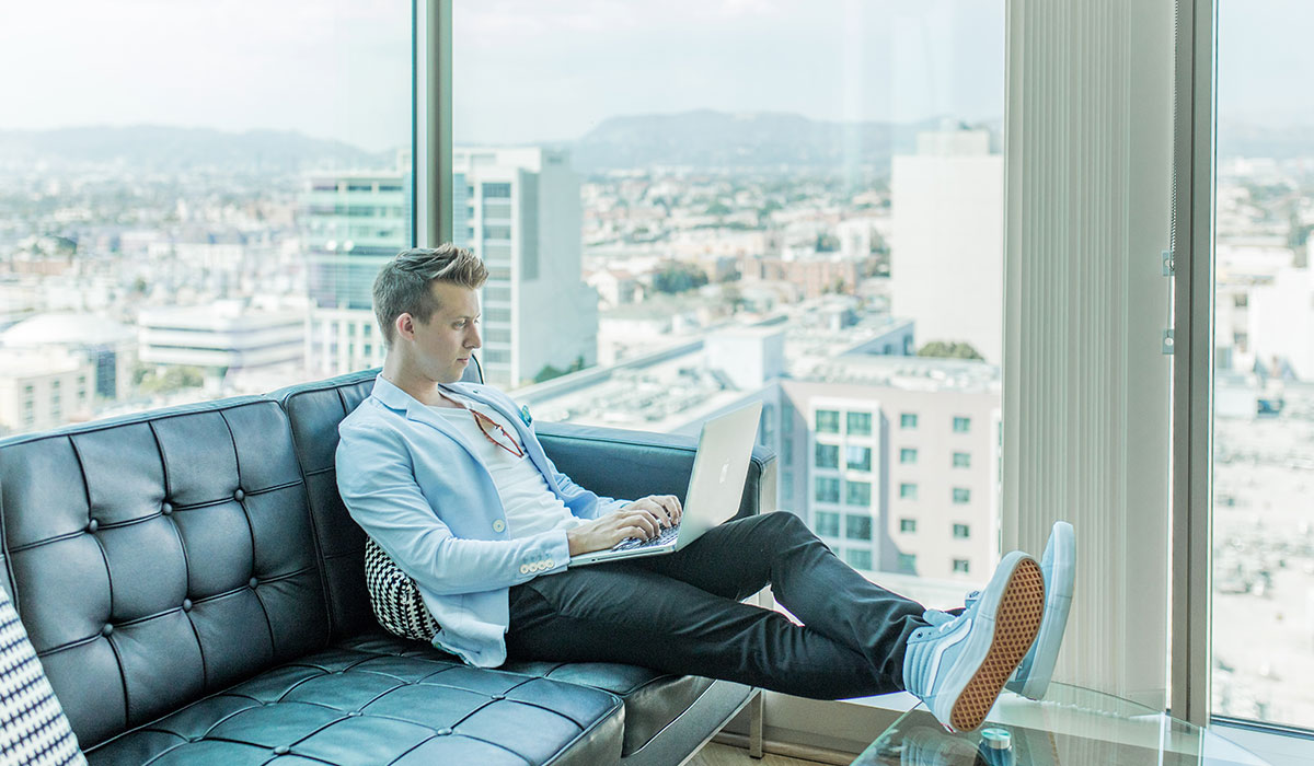 jeune homme devant son ordinateur