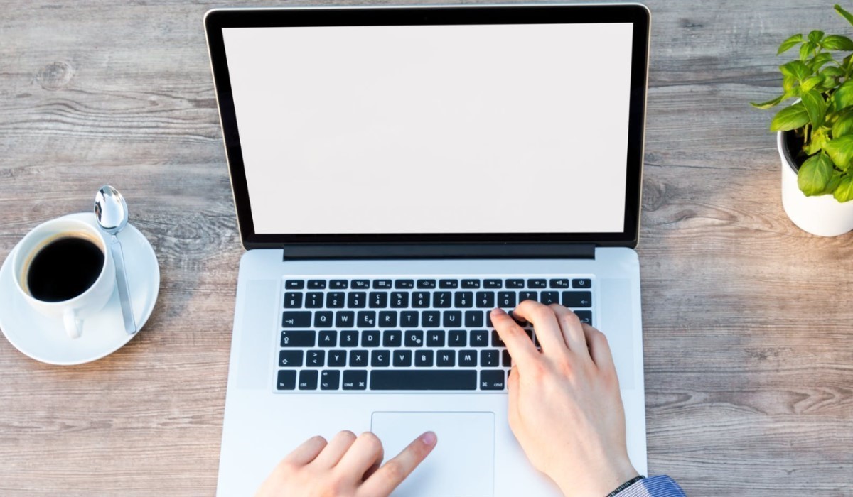 pc posé sur un bureau