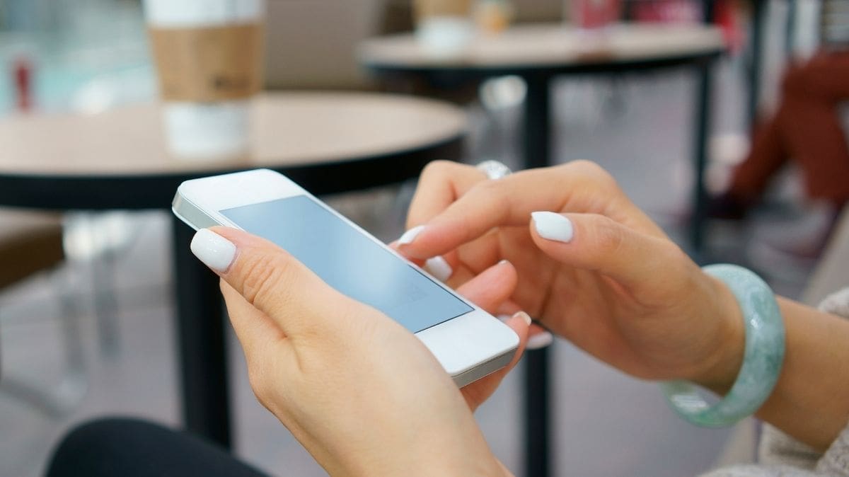 Zoom sur les forfaits mobiles RED by SFR : un prix canon, pas d'engagement et la 5G en option, ça ne se rate pas !