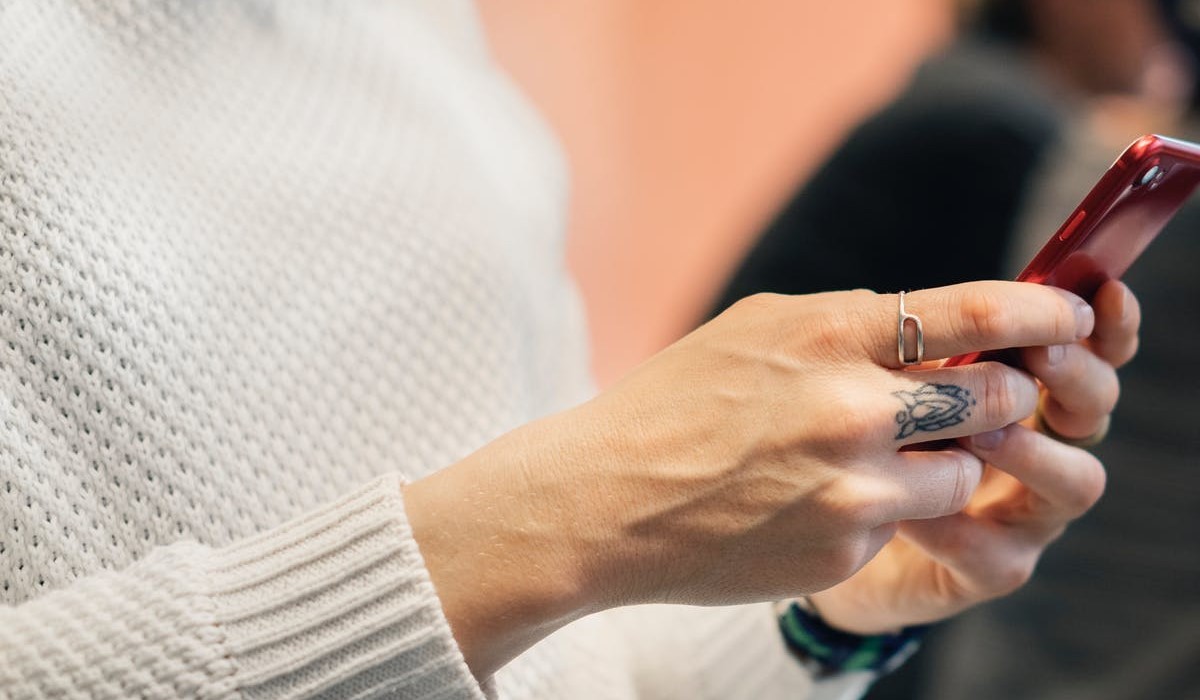 Quel forfait connecté avec 100 Go de 4G sur le réseau Orange choisir : La Série Spéciale Prixtel ou Syma Mobile ?