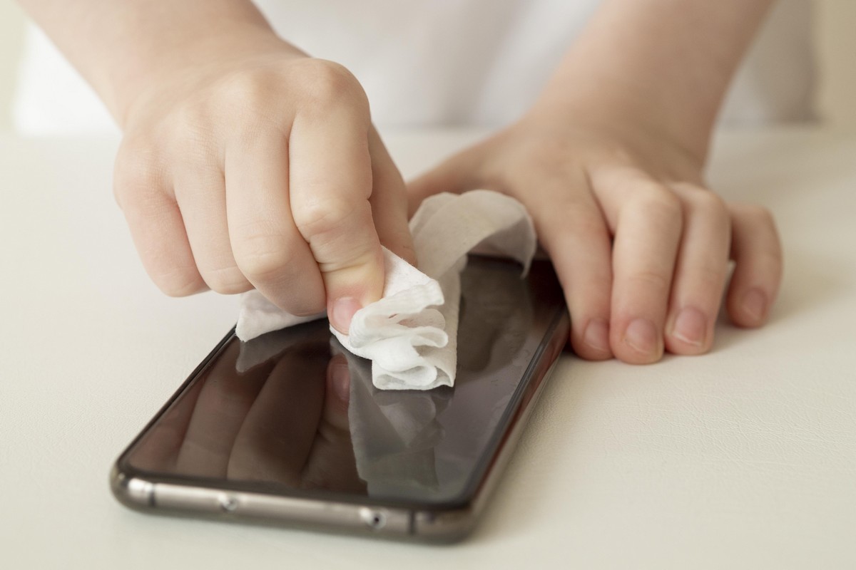 Hygiène : ce geste banal avec votre smartphone qui pollue toutes les surfaces de la maison