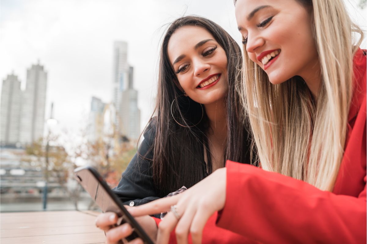 deux amies regardant un Smartphone