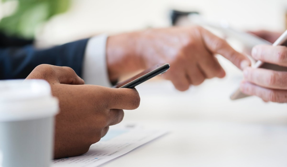 Quel forfait mobile en promo à 15 euros par mois sans condition de durée choisir entre RED by SFR et B&You ?