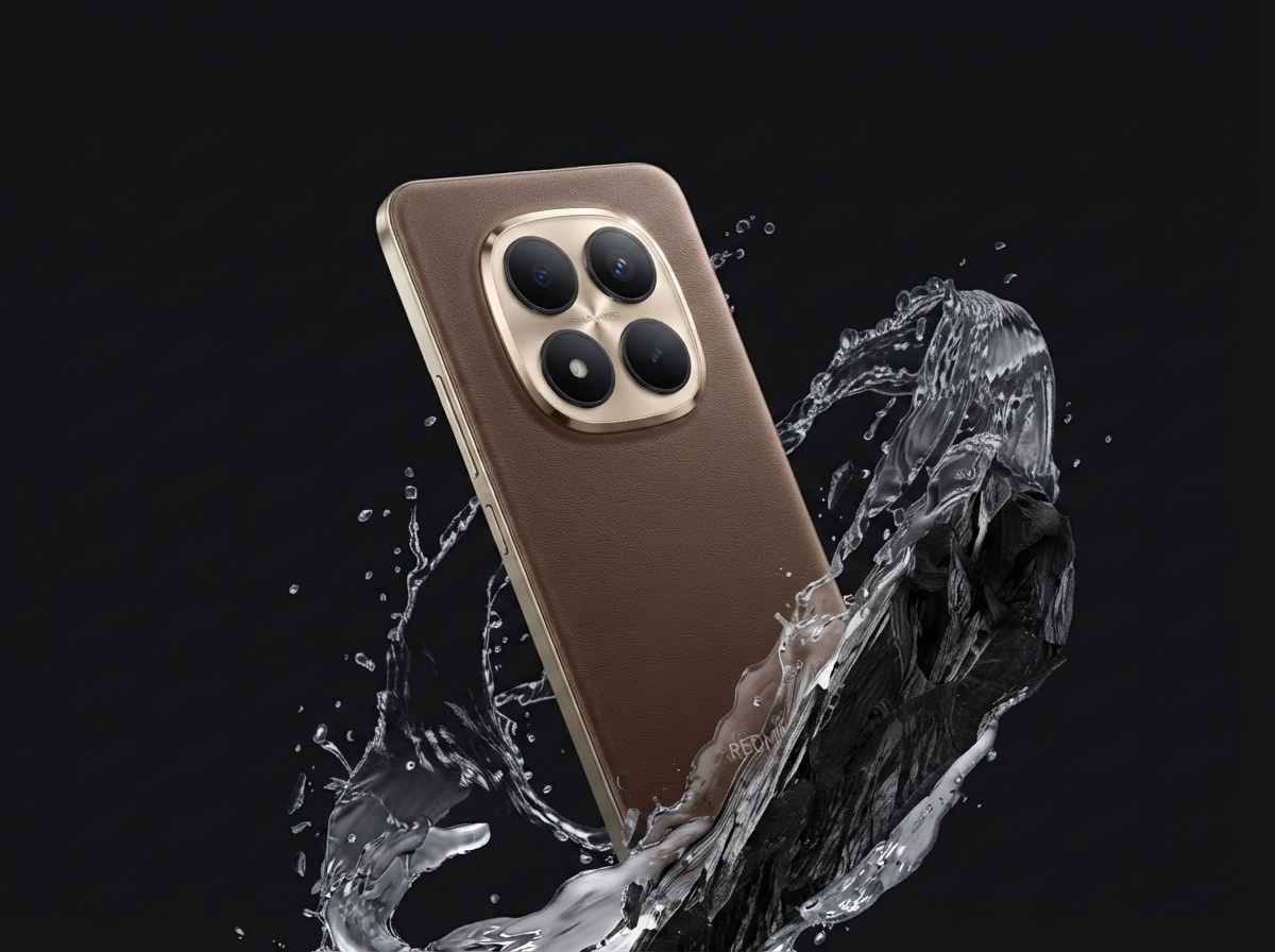 Smartphone Redmi avec dos en cuir marron et bloc photo circulaire entouré d'eau sur fond noir.