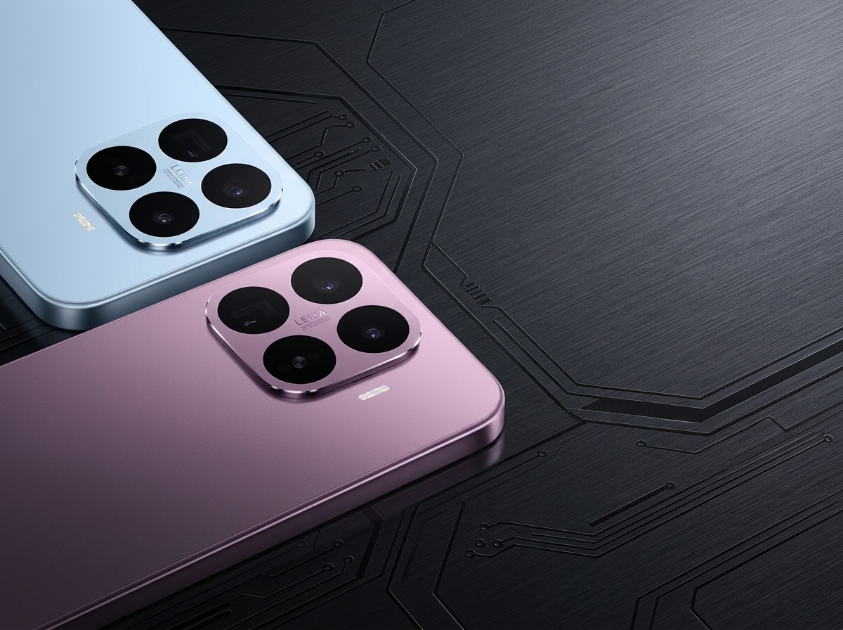 Deux smartphones avec modules photo Leica sur un fond noir texturé avec des motifs de circuits imprimés.